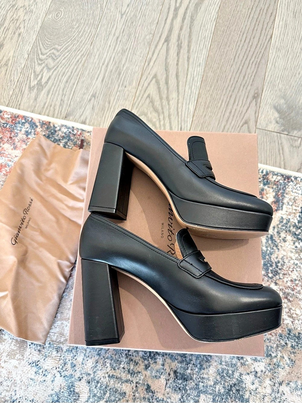 Gianvito Rossi Rouen Black Leather Pumps 
EU 391⁄2 Like New
